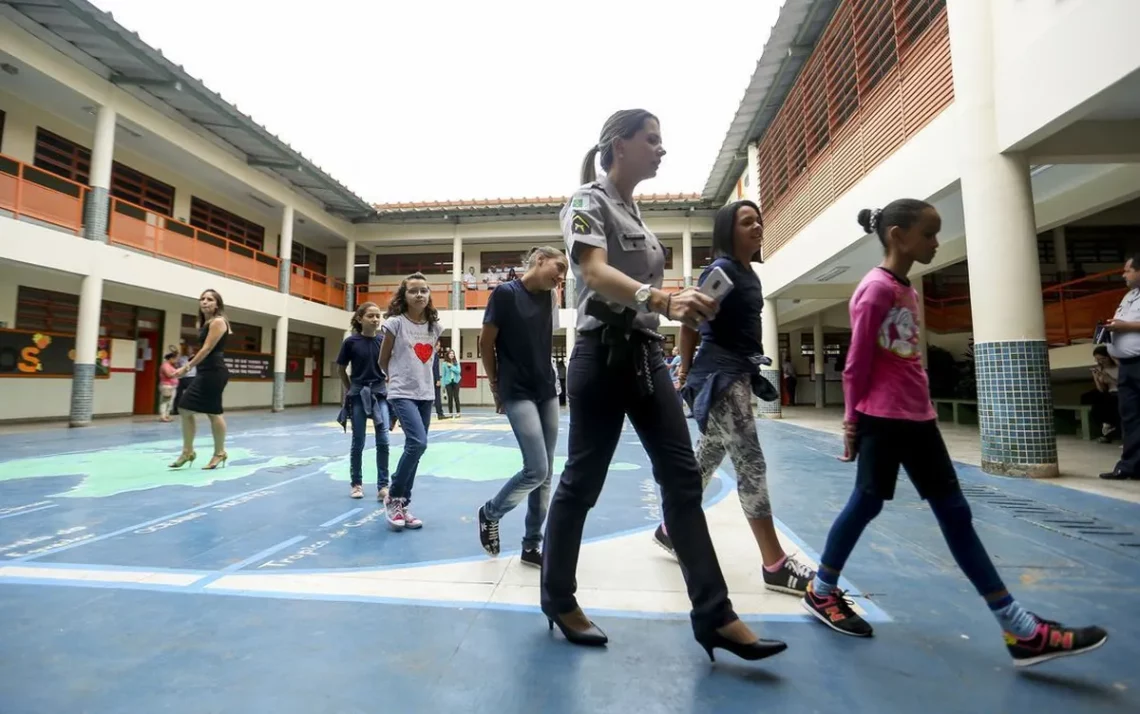 instituições de ensino cívico-militares, estabelecimentos cívico-militares, escolas militares, cívico-militares;