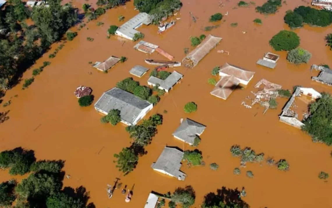 inundações, deslizamentos, de terra, tempestades.