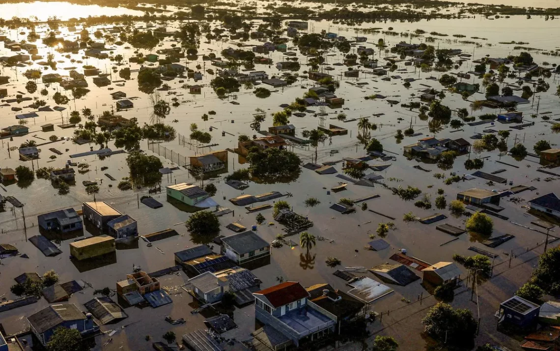 inundado, alagada, prejuízo;