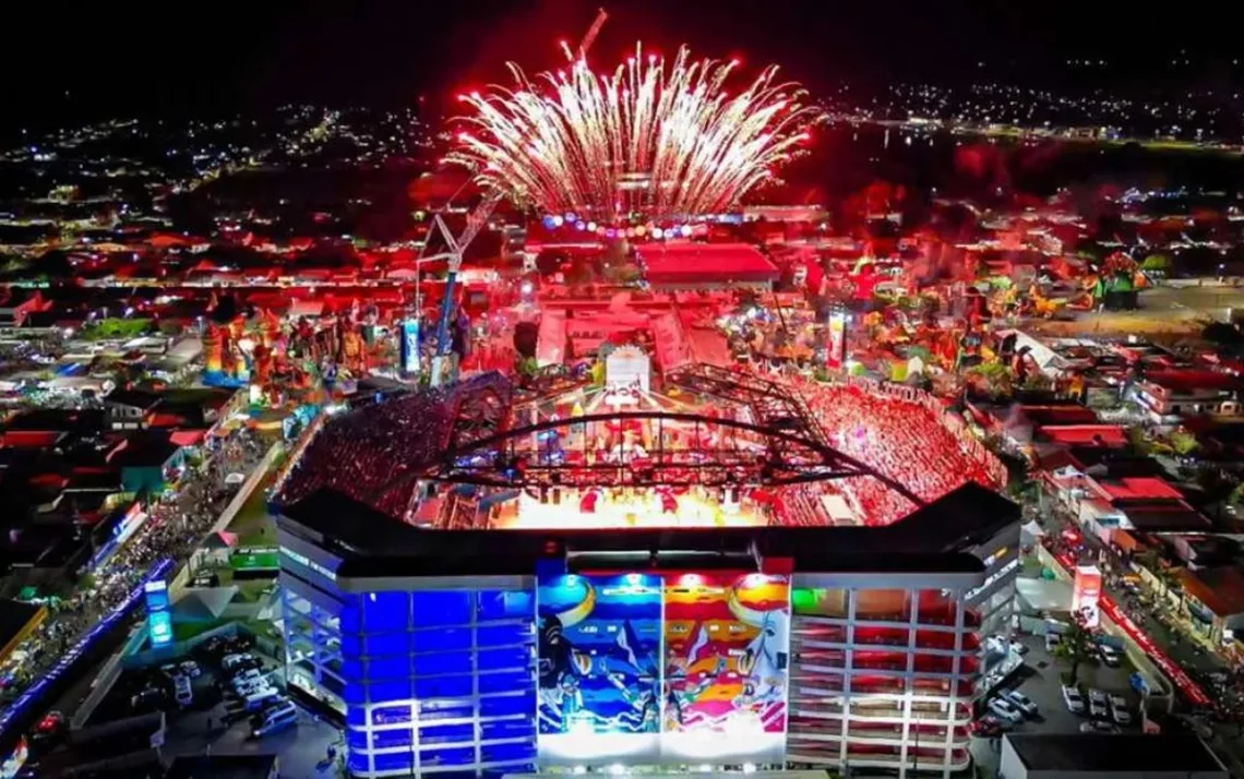 Evento folclórico, celebração tradicional, disputa entre bois;