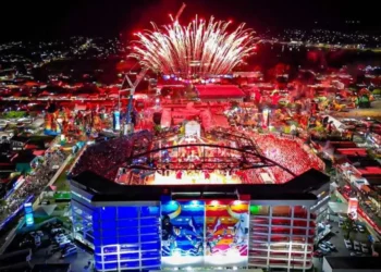 Evento folclórico, celebração tradicional, disputa entre bois;