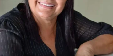 autora, mãe, escritora;