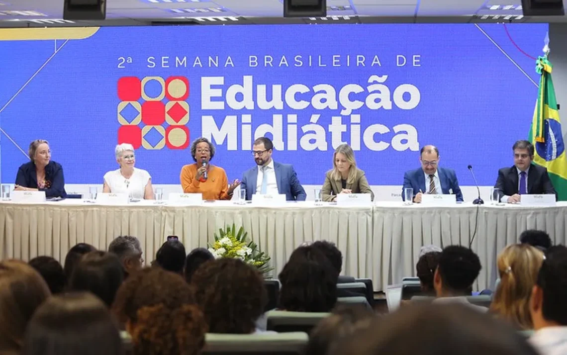 educação, educação, educação, digital;