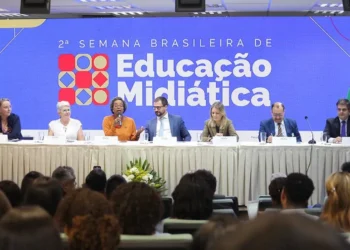 educação, educação, educação, digital;