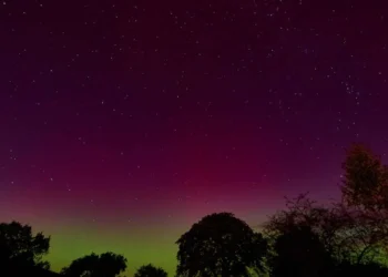 Luzes da Aurora Boreal em Langwedel, na Alemanha, no dia 9/10/2024 Foto: Reuters - Todos os direitos: @ Terra