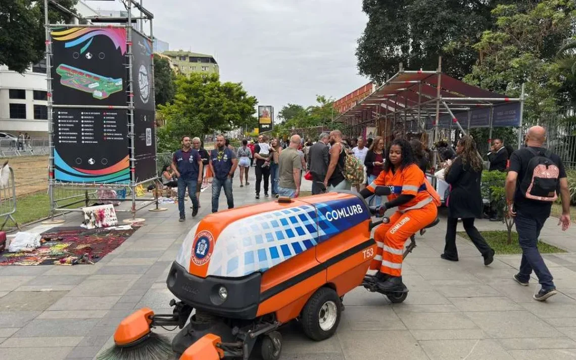 Quem acompanha o evento talvez não se dê conta de que parte essencial do G20 passa pelos garis. Foto: William Werneck/Comlurb No Boulevard Olímpico serão 325 garis por dia para varrição manual e mecanizada, remoção e coleta de resíduos. Foto: William Werneck/Comlurb Duas embarcações, os chamados catamarãs, farão a limpeza do espelho d'água do entorno do Museu do Amanhã. Foto: William Werneck/Comlurb - Todos os direitos: @ Terra