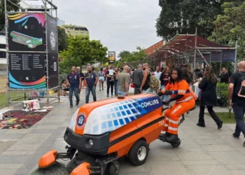 Quem acompanha o evento talvez não se dê conta de que parte essencial do G20 passa pelos garis. Foto: William Werneck/Comlurb No Boulevard Olímpico serão 325 garis por dia para varrição manual e mecanizada, remoção e coleta de resíduos. Foto: William Werneck/Comlurb Duas embarcações, os chamados catamarãs, farão a limpeza do espelho d'água do entorno do Museu do Amanhã. Foto: William Werneck/Comlurb - Todos os direitos: @ Terra