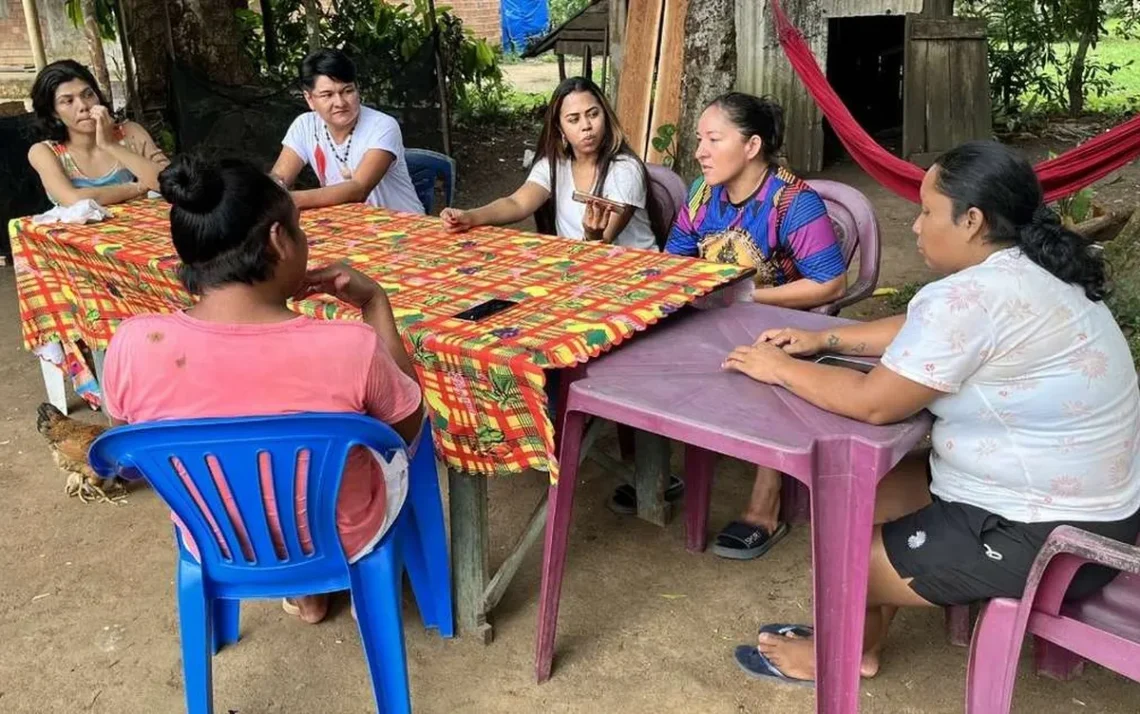 Coletivo Juremas, membro da Rede PBL em Macapá, entrevista Coletivo Fostxig, na Aldeia do Manga em Oiapoque. Foto: PBL Grupo de Arte Popular A Pombagem, membro da PBL em Salvador, entrevista Coletivo Literário Varal de Cordel. Foto: PBL Entrevista como coletivo Educ Guri no bairro Mangueira, Biblioteca Comunitária Caranguejo Tabaiares, Recife (PE). Foto: PBL - Todos os direitos: @ Terra