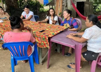 Coletivo Juremas, membro da Rede PBL em Macapá, entrevista Coletivo Fostxig, na Aldeia do Manga em Oiapoque. Foto: PBL Grupo de Arte Popular A Pombagem, membro da PBL em Salvador, entrevista Coletivo Literário Varal de Cordel. Foto: PBL Entrevista como coletivo Educ Guri no bairro Mangueira, Biblioteca Comunitária Caranguejo Tabaiares, Recife (PE). Foto: PBL - Todos os direitos: @ Terra