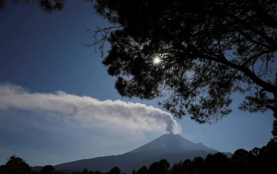 Uma coluna de vapor e cinzas emerge do vulcão Popocatepetl, visto de Santiago Xalitzintla, no estado de Puebla, México Foto: Henry Romero / Reuters - Todos os direitos: @ Terra