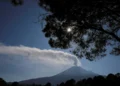 Uma coluna de vapor e cinzas emerge do vulcão Popocatepetl, visto de Santiago Xalitzintla, no estado de Puebla, México Foto: Henry Romero / Reuters - Todos os direitos: @ Terra