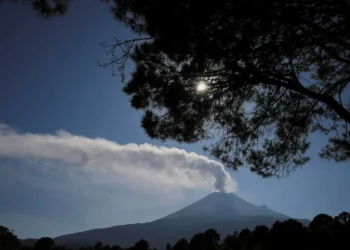 Uma coluna de vapor e cinzas emerge do vulcão Popocatepetl, visto de Santiago Xalitzintla, no estado de Puebla, México Foto: Henry Romero / Reuters - Todos os direitos: @ Terra