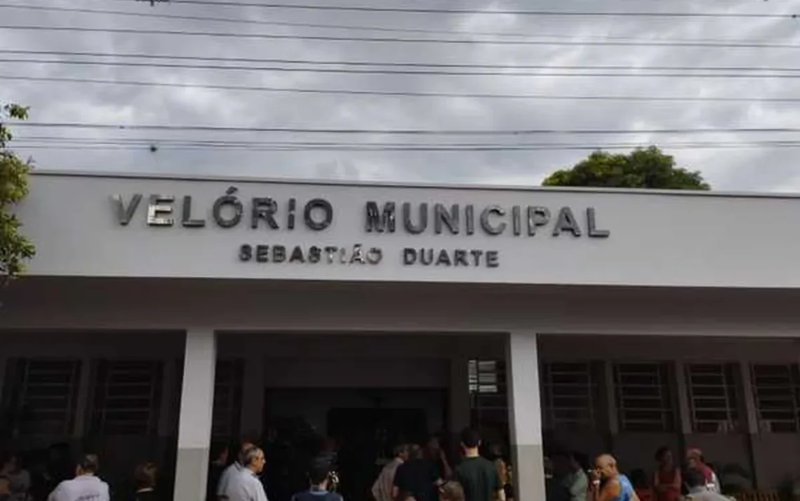 Léo Batista é velado em Cordeirópolis Cordeirópolis decreta luto de 3 dias após morte de Léo Batista GE se despede de Léo Batista, nosso primeiro apresentador - Todos os direitos: © GE - Globo Esportes