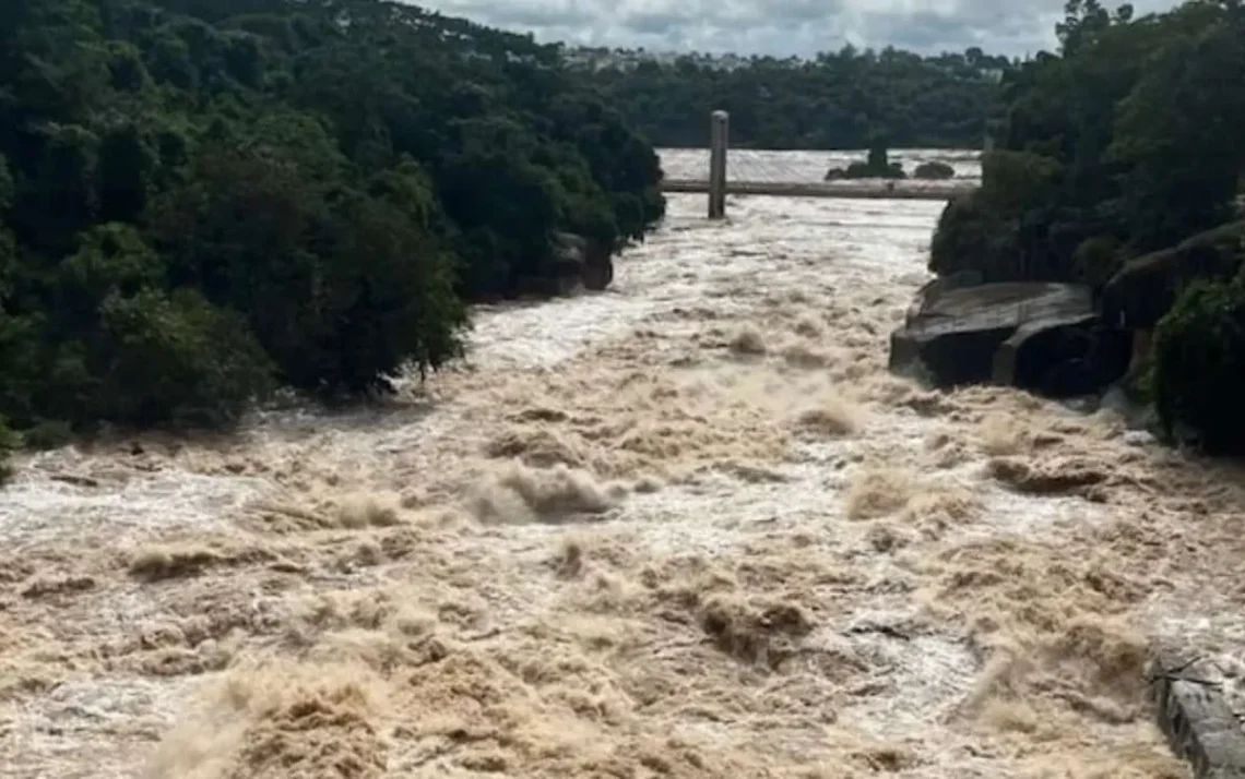 alagamentos, transbordamentos;