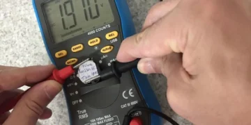 pilha, acumulador, fonte de energia;