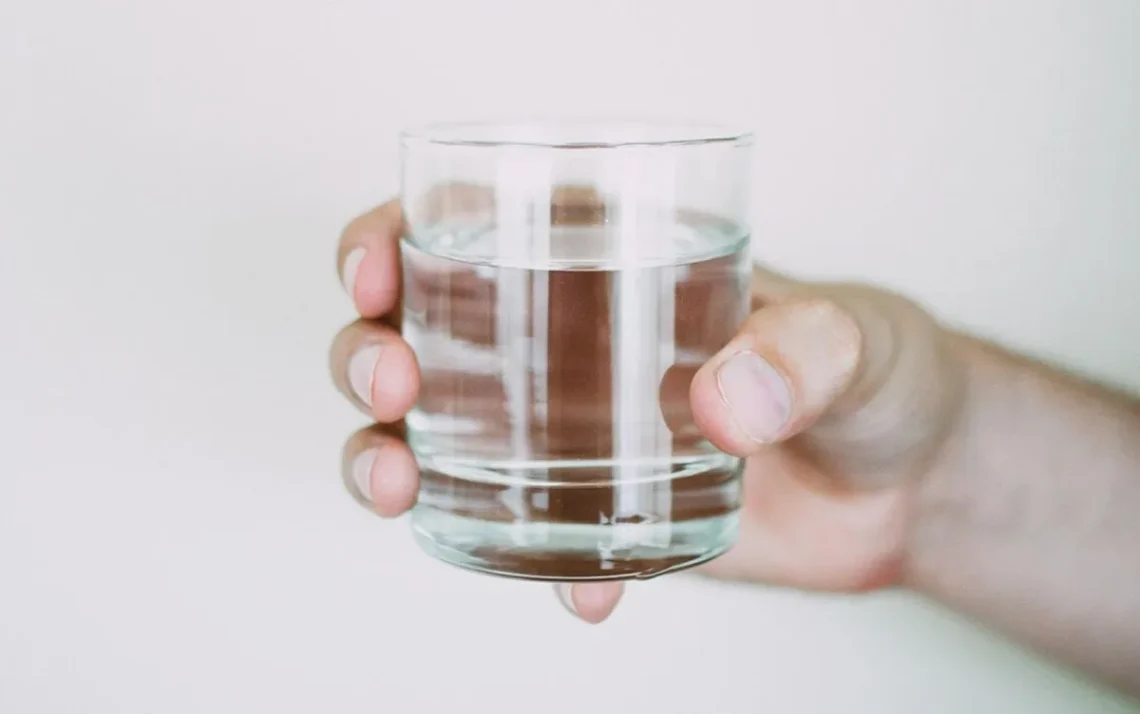 ingestão de líquidos, consumo de água, abastecimento de fluidos';