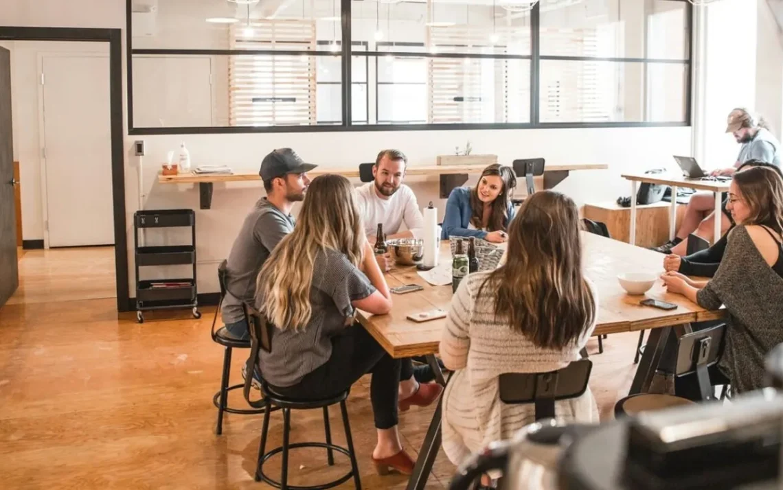 jovens profissionais, membros da geração Z, colaboradores';