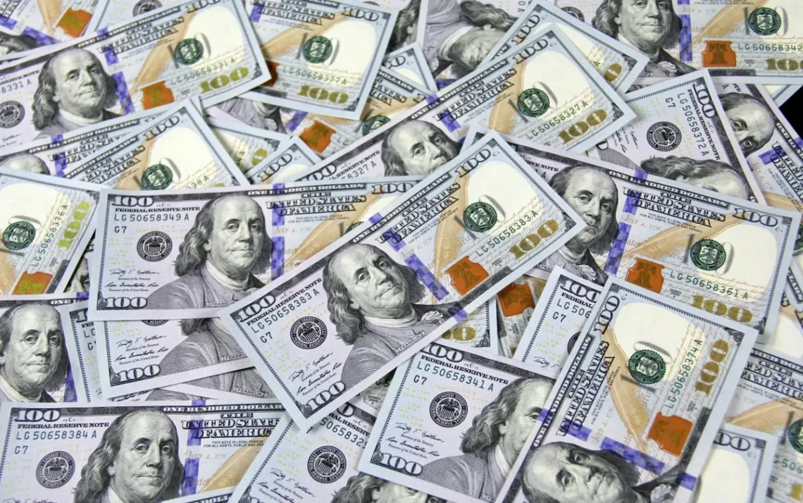 moeda americana, real, euro;