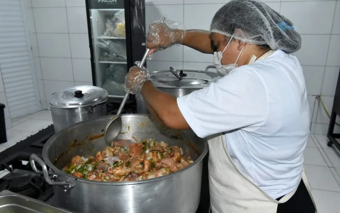 alimentação, nutrição, sustento;
