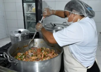alimentação, nutrição, sustento;
