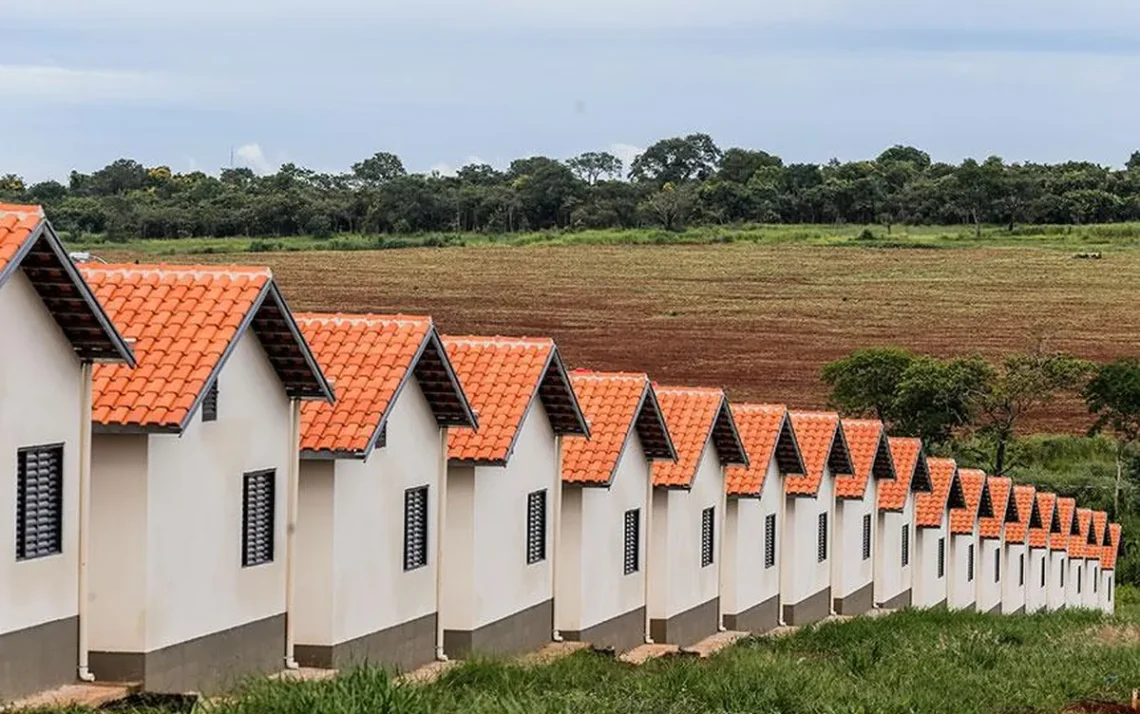 moradias, residências, habitações;