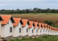 moradias, residências, habitações;
