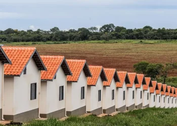 moradias, residências, habitações;