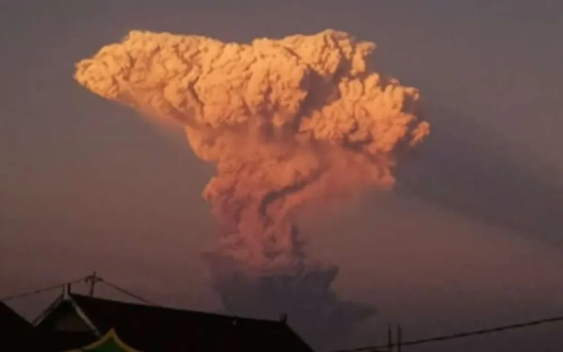 explosão, eclosão, irrupção, detonção, deflagração';
